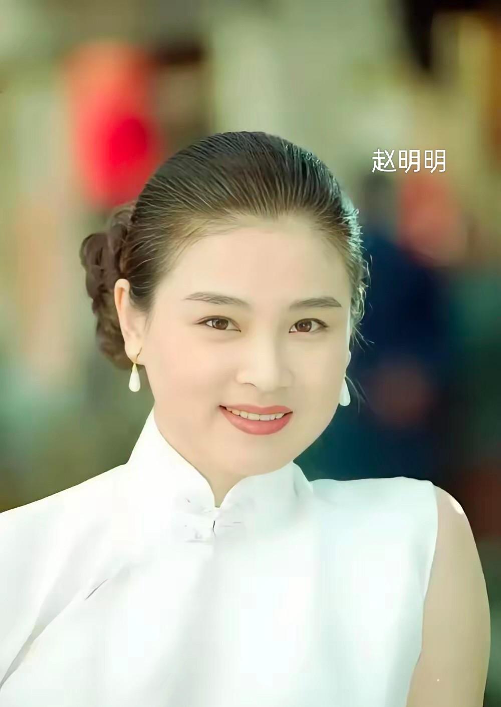 拥有“国泰民安脸”的她，着实太出众且富有气质了！
30岁时她选择离婚，独自带着女