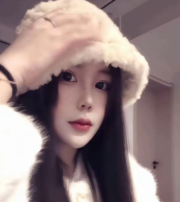 驾车不慎坠河的26岁女车主真的很漂亮！她的新能源车是湖北孝感牌照，其一个人在天门