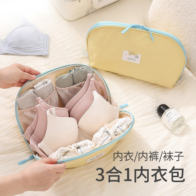 今天挑的羊毛品是24.9买一送一的化妆包。我本来以为化妆包就是装各种瓶瓶罐罐用的