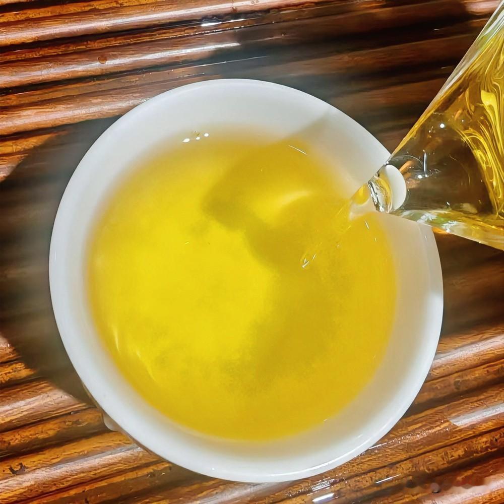 水汽漫过茶烟，把白日的喧嚣都揉碎在这一缕轻烟里。与知己围坐，话里是烟火，也是山河