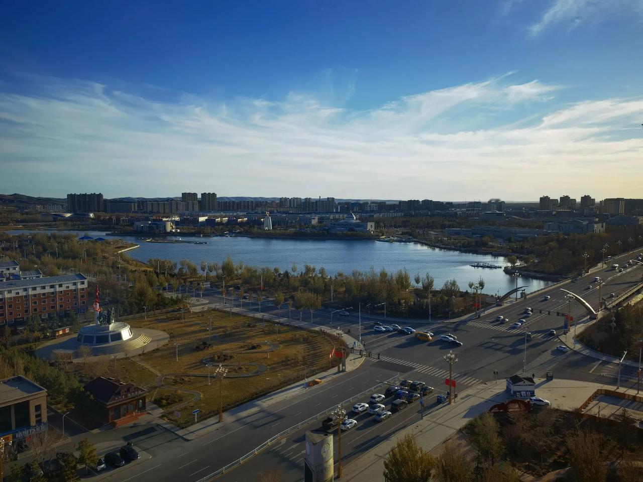 在锡林浩特观锡林湖览四边景
锡林湖处于锡林浩特市新区的中心区域，紧贴路边，为人工