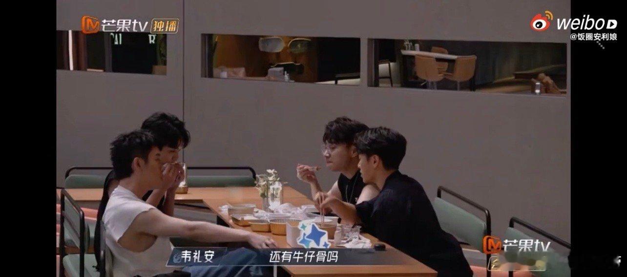#王铮亮尴尬# 又是被王铮亮给笑到的一天，不过还是蛮期待你在披荆斩棘上的舞台展示
