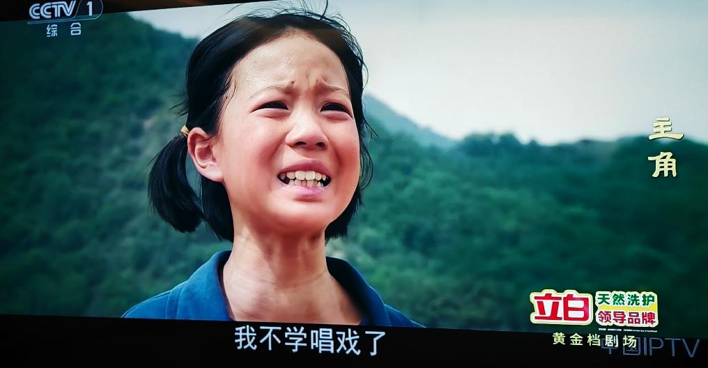 学戏看来很苦很累啊，《主角》中的小演员忆秦娥哭着求她父母亲让他们带她回家。忆秦娥