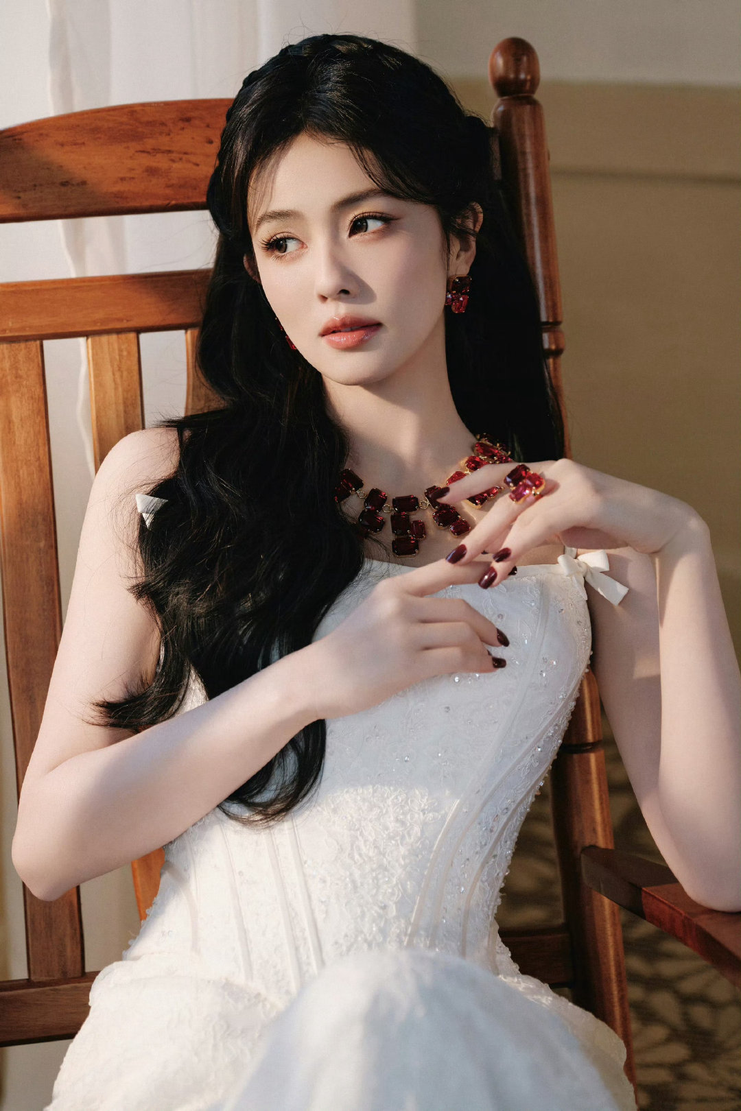 白鹿｜品牌活动造型出图，身穿 Reem Acra 2026春夏婚纱系列鱼尾长裙，