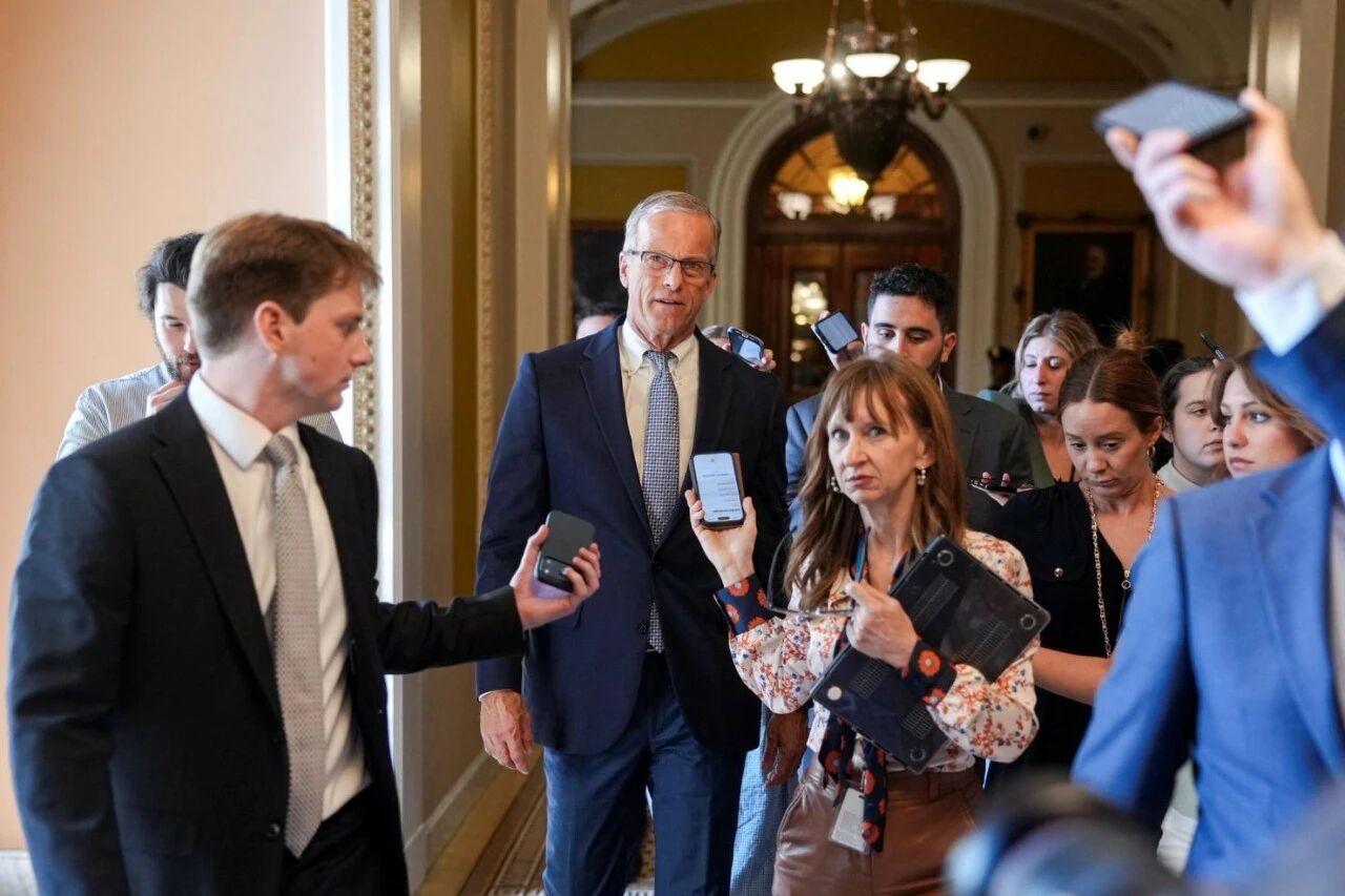 一小群参议院共和党人正私下起草对伊朗动武授权，以便在特朗普恢复对伊打击时迅速推动