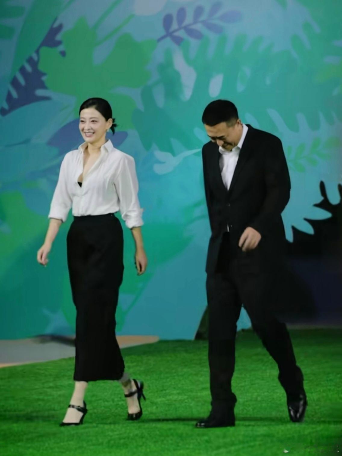 梅婷和张嘉译走红毯，张嘉译美得路都不知怎么走了，眼也不知往哪儿看了，只有低头看自