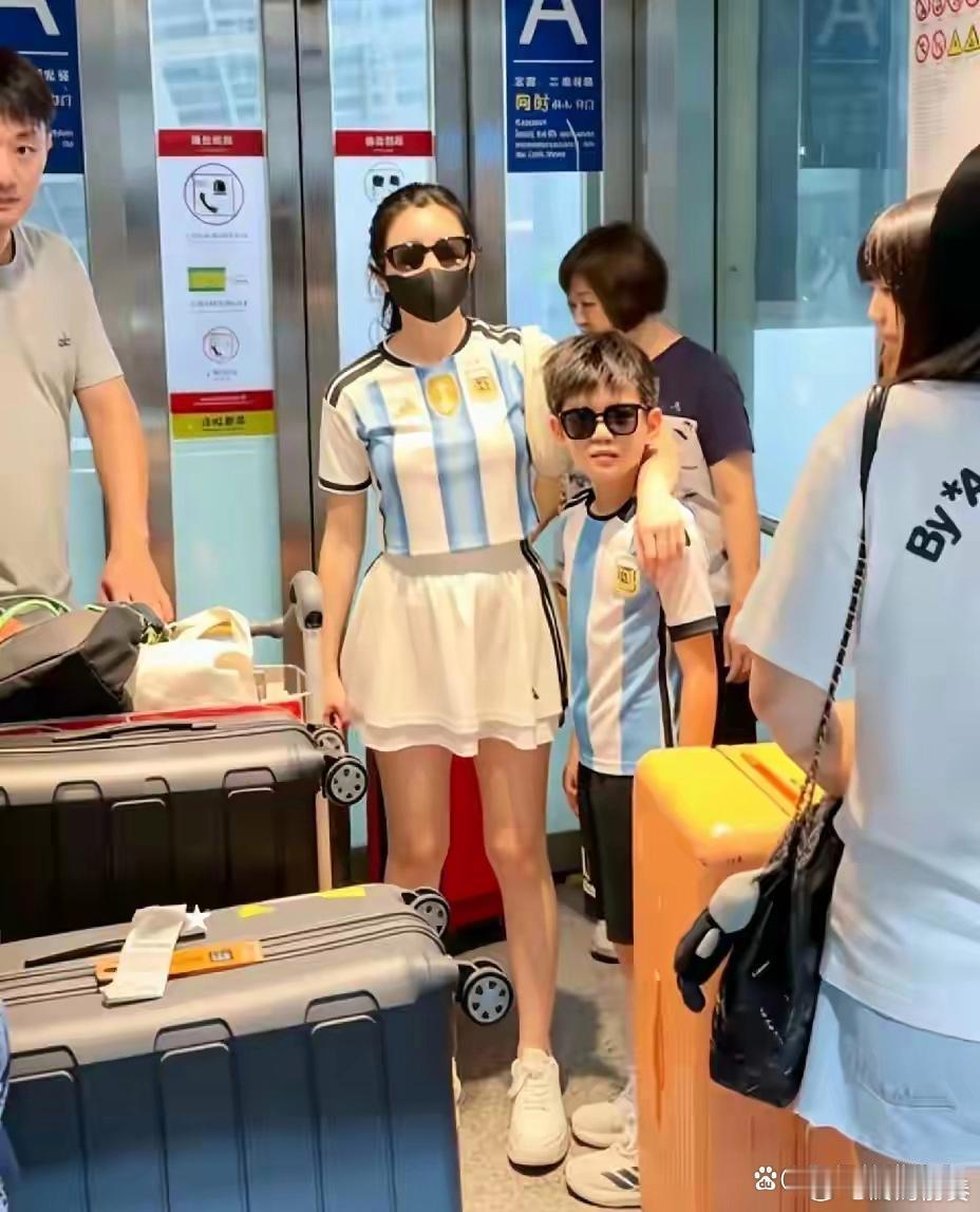陈妍希带儿子看球归国！9岁小星星五官清秀，眉眼复刻爸妈颜值 
