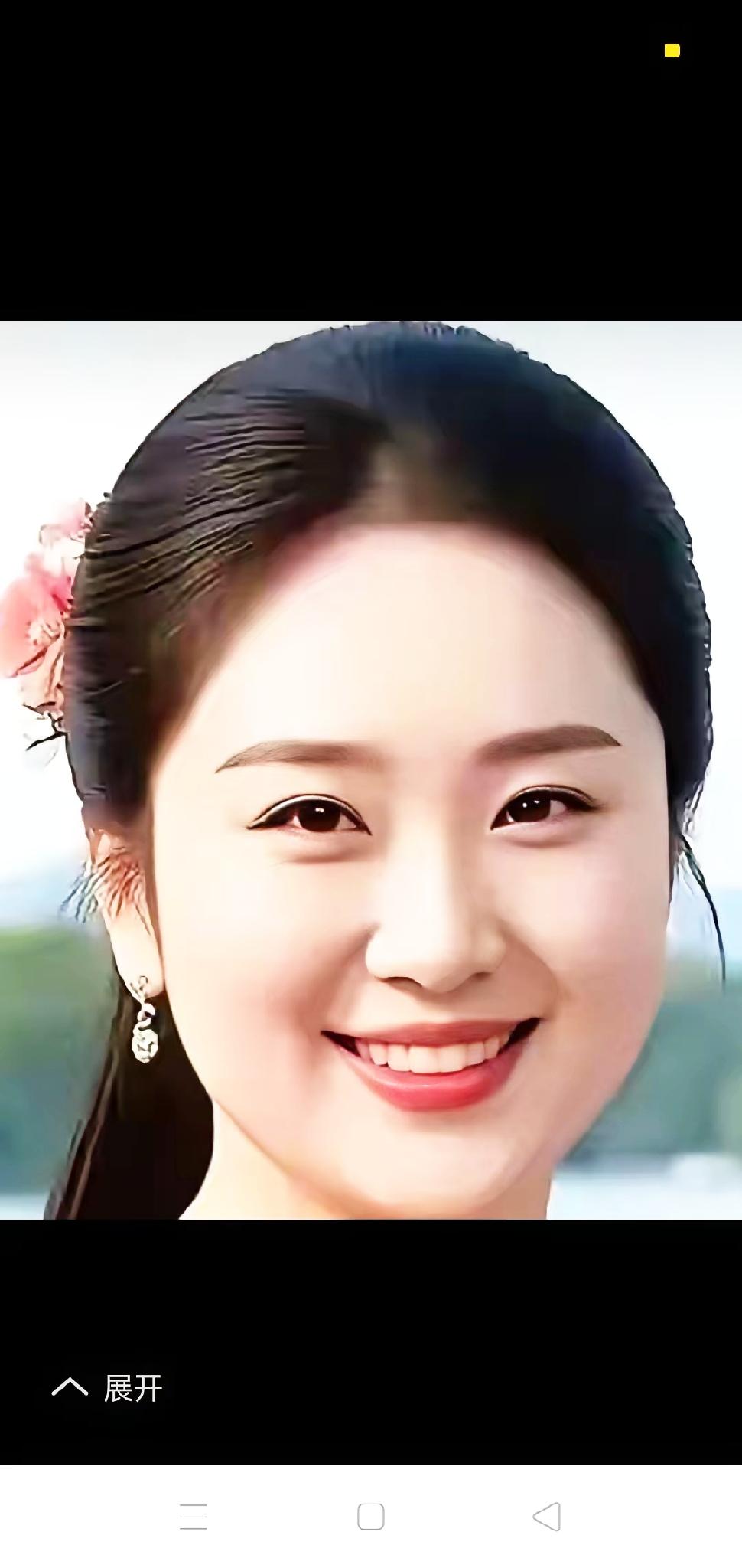 一个戴花发饰的微笑女孩。