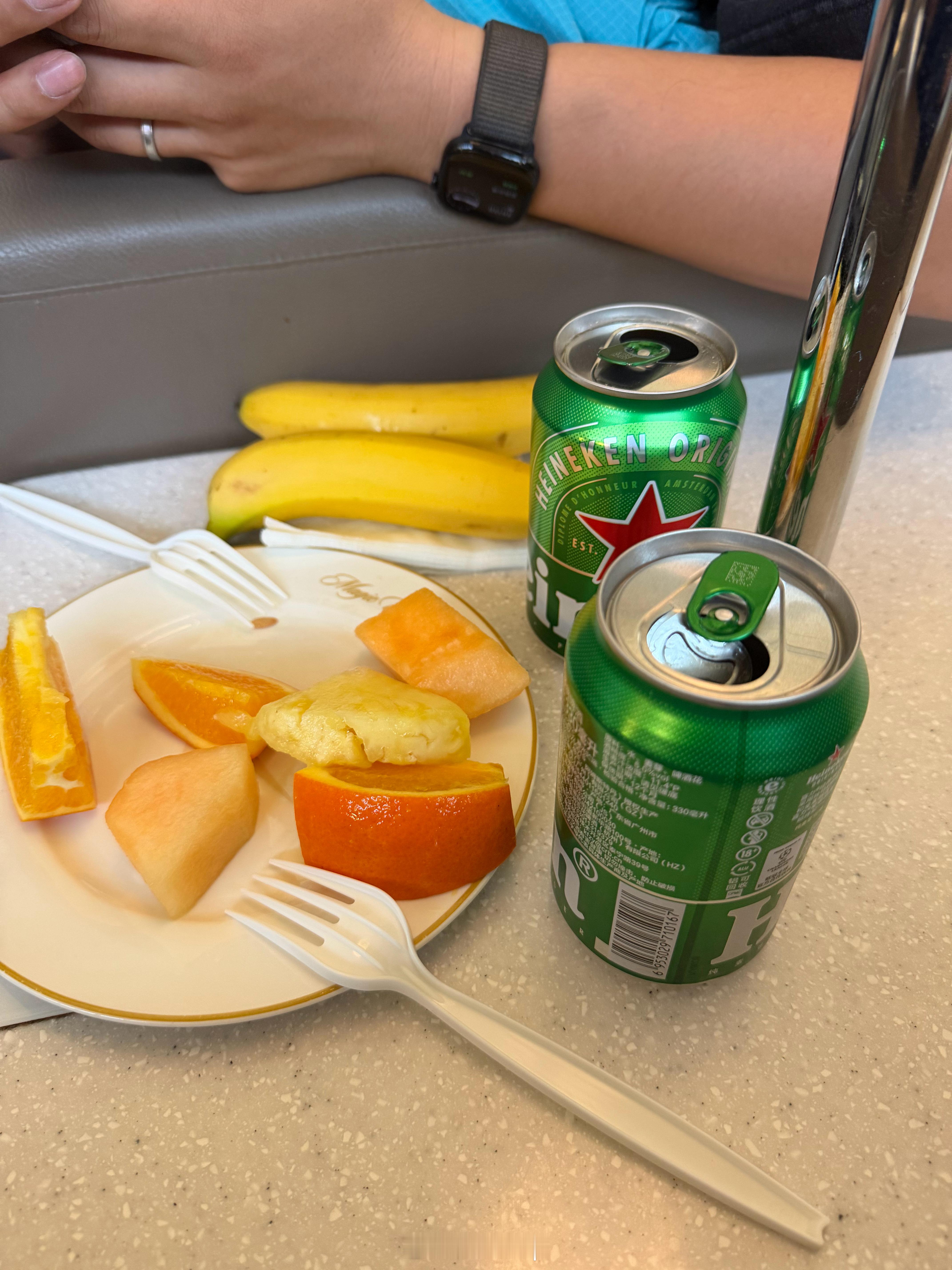 出发成都，来休息室吃点水果，我以为拿了两瓶雪碧呢，打开喝了一口发现是喜力，正常人