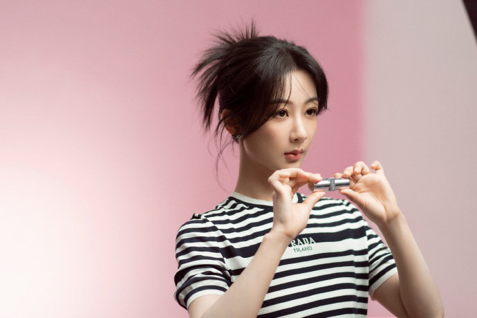 #杨紫黑白条纹T# 热乎的今日份花絮营业照！[给你小心心]紫妹多发！爱看！还有v