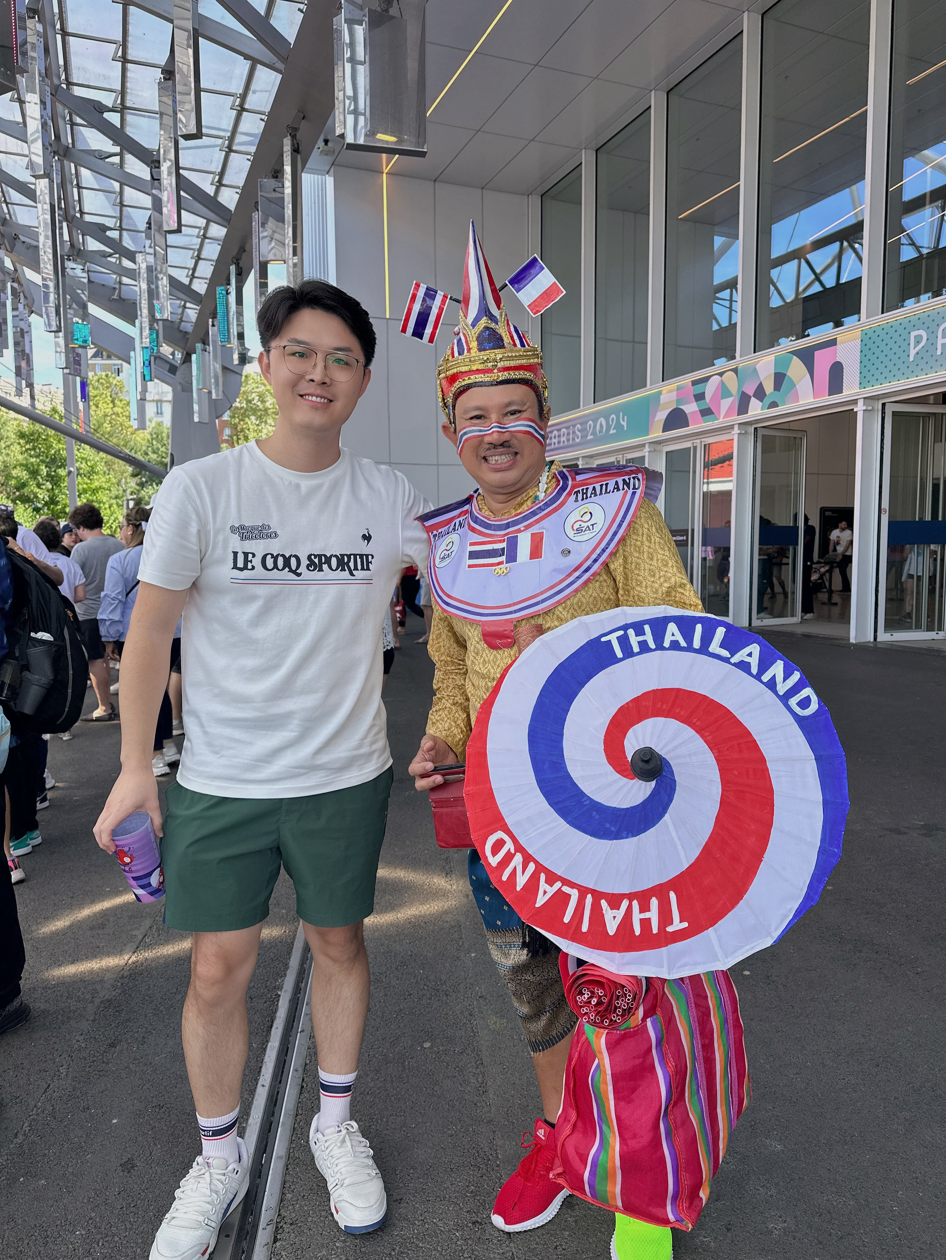 今日举重赛场的泰国老哥，就坐在我身后两排。每次泰国选手出场，无论成功与否，他永远