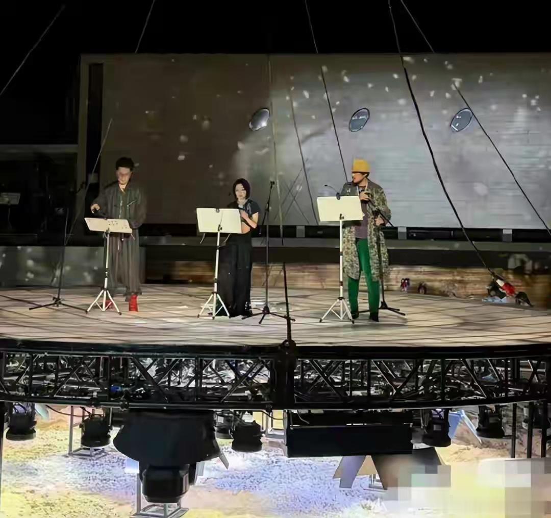 阿那亚戏剧节开幕大戏《文城》首演口碑崩盘，引发轩然大波。这部改编自余华IP、由周