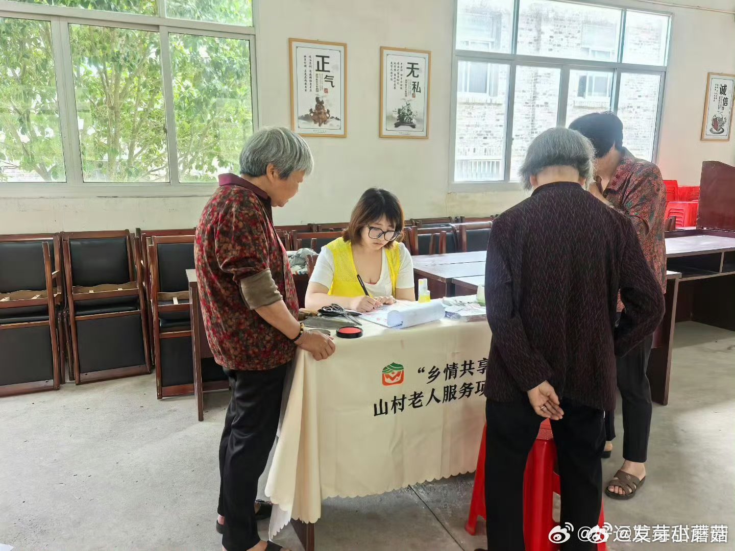 台州医护志愿者翻山越岭让银龄听见爱的声音 专业医护志愿者上门为山村留守老人开展听