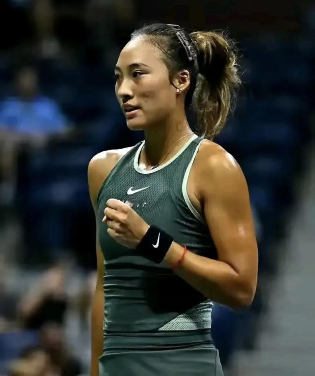 郑钦文退出WTA500瓜达拉哈拉站比赛，出于三点考虑:

1、郑钦文前段时间比赛