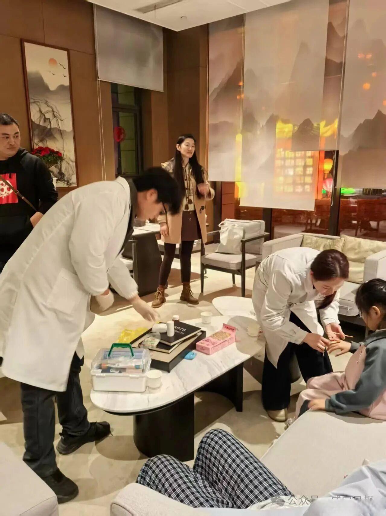 【一条求助信息发出后，大洲湖灯会上演暖心救援】2月21日，大洲湖春节灯会上，一名