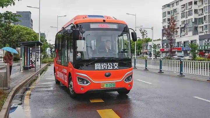 现在坐公交的人确实没以前那么多了。翻翻交通运输部公开的统计年报就能发现，2014
