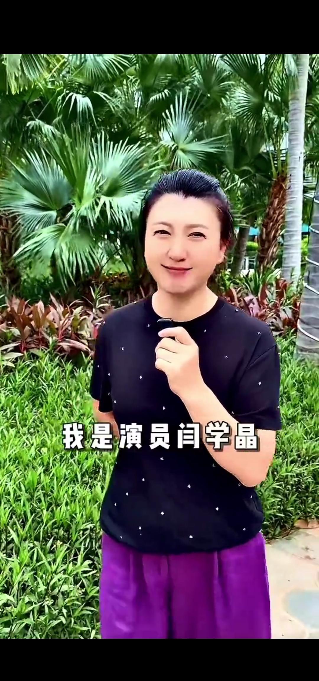 她攥紧石头砸向镜头：“谁折磨我情绪，就滚多远！
”你以为她在炫富？
她砸碎的是整