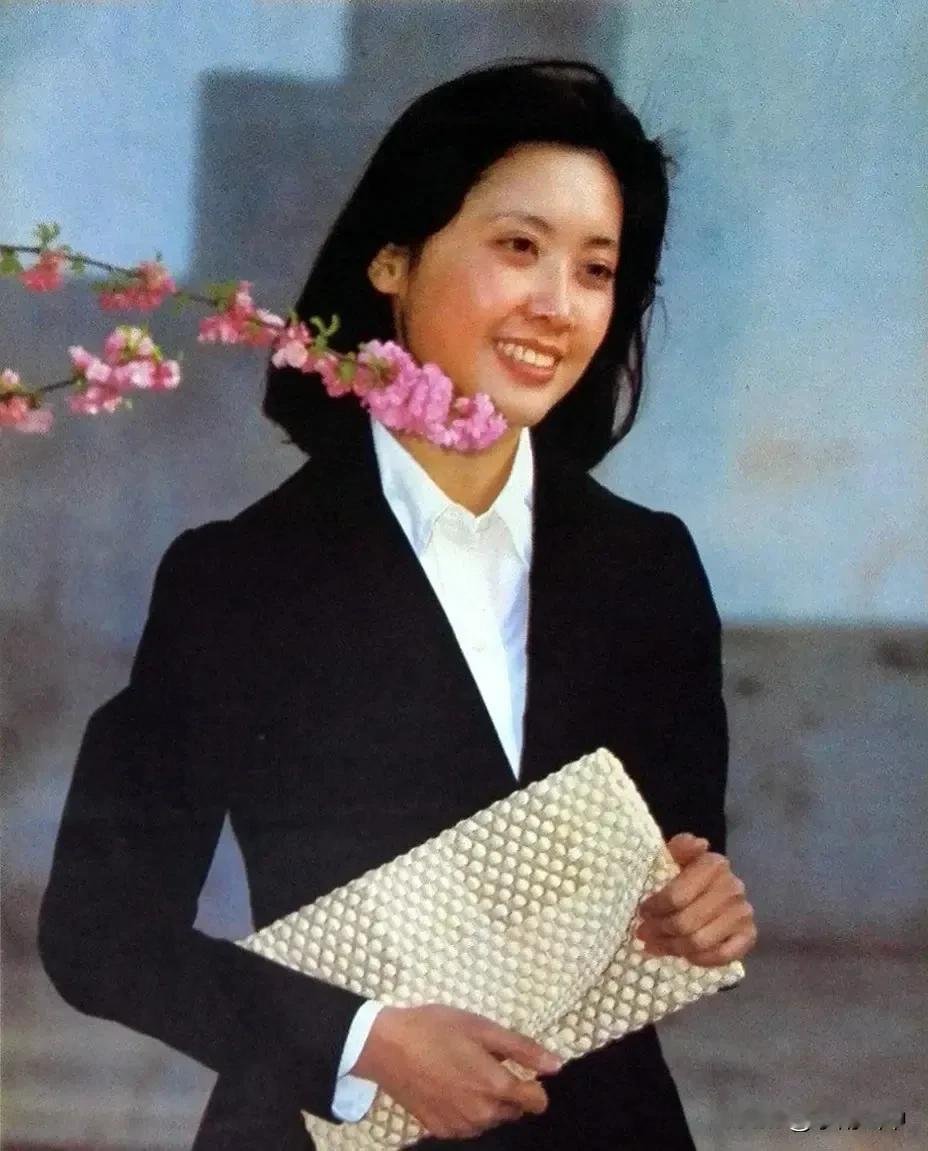朱琳、赵静、龚雪、薛白、肖雄、沈洁、周里京
最后两位女演员是谁呢？