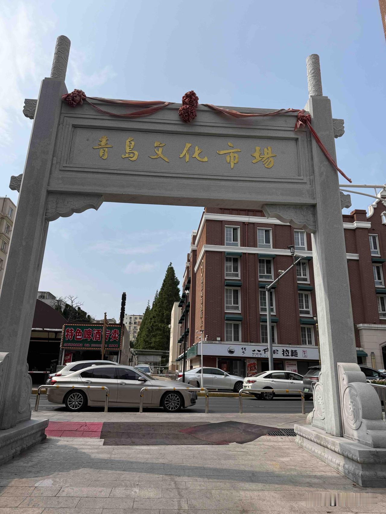 昨天上午去了趟青岛文化市场进行实地调研，地摊都从里摆到了马路上了，我对这些东西不