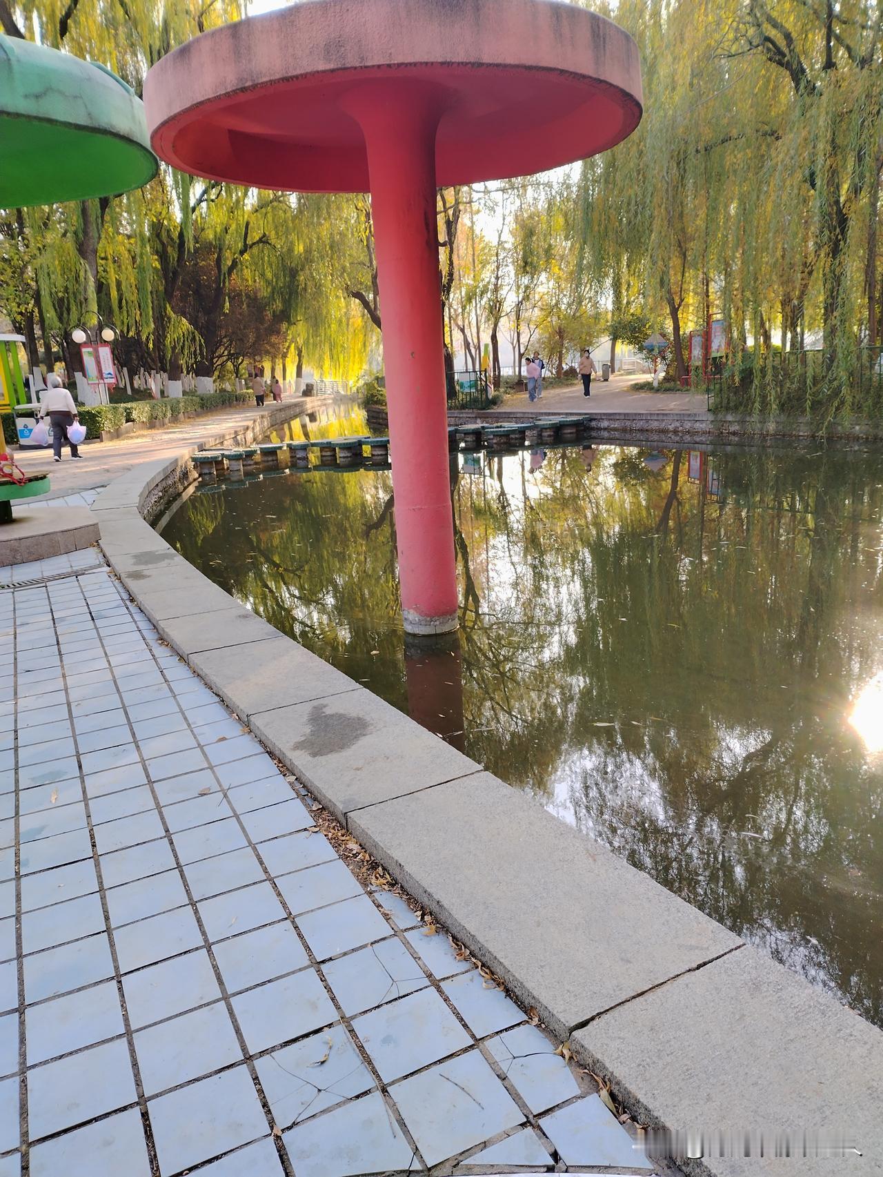 周末带孩子去玩，就来到了一个不大的公园，看着这让人心情舒畅的场景，我就随手拍下了