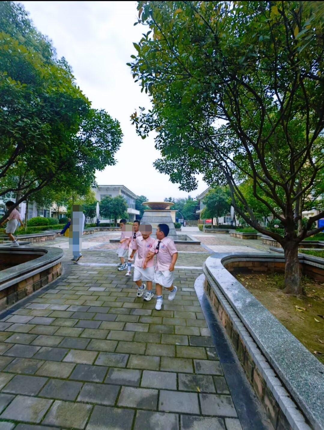 广场偶遇六一彩排，这群小朋友也太欢乐了吧
 
幼儿园日常 六一儿童节 萌娃趣事