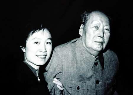 1976年，毛主席病逝的前一天面色灰黄，连嘴唇都呈现出青紫色，只见他轻轻地对贴身