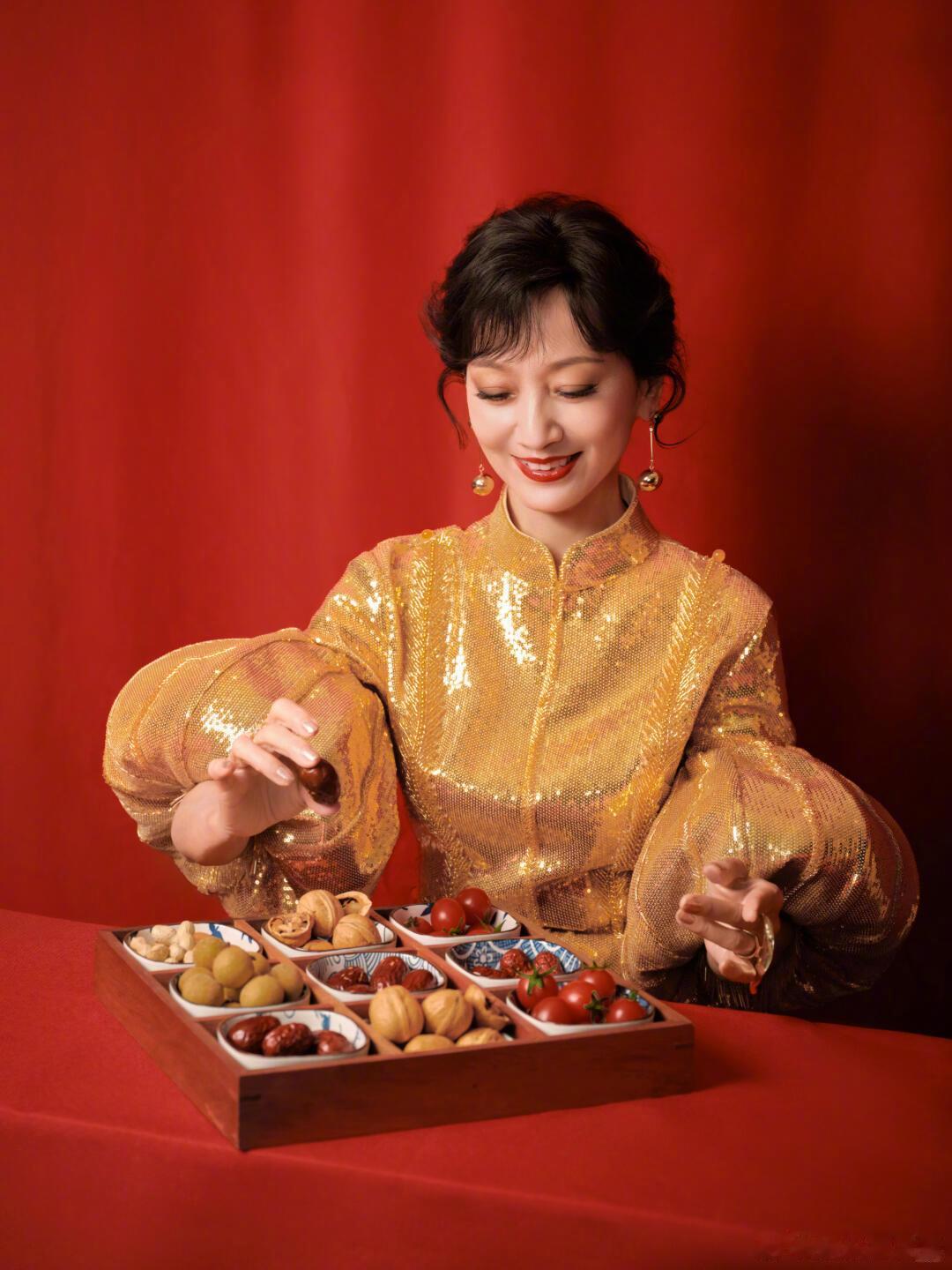 赵雅芝小小的脸上全是五官 赵雅芝晒自拍自嘲对着手机傻笑，小巧的脸庞上五官精致又协