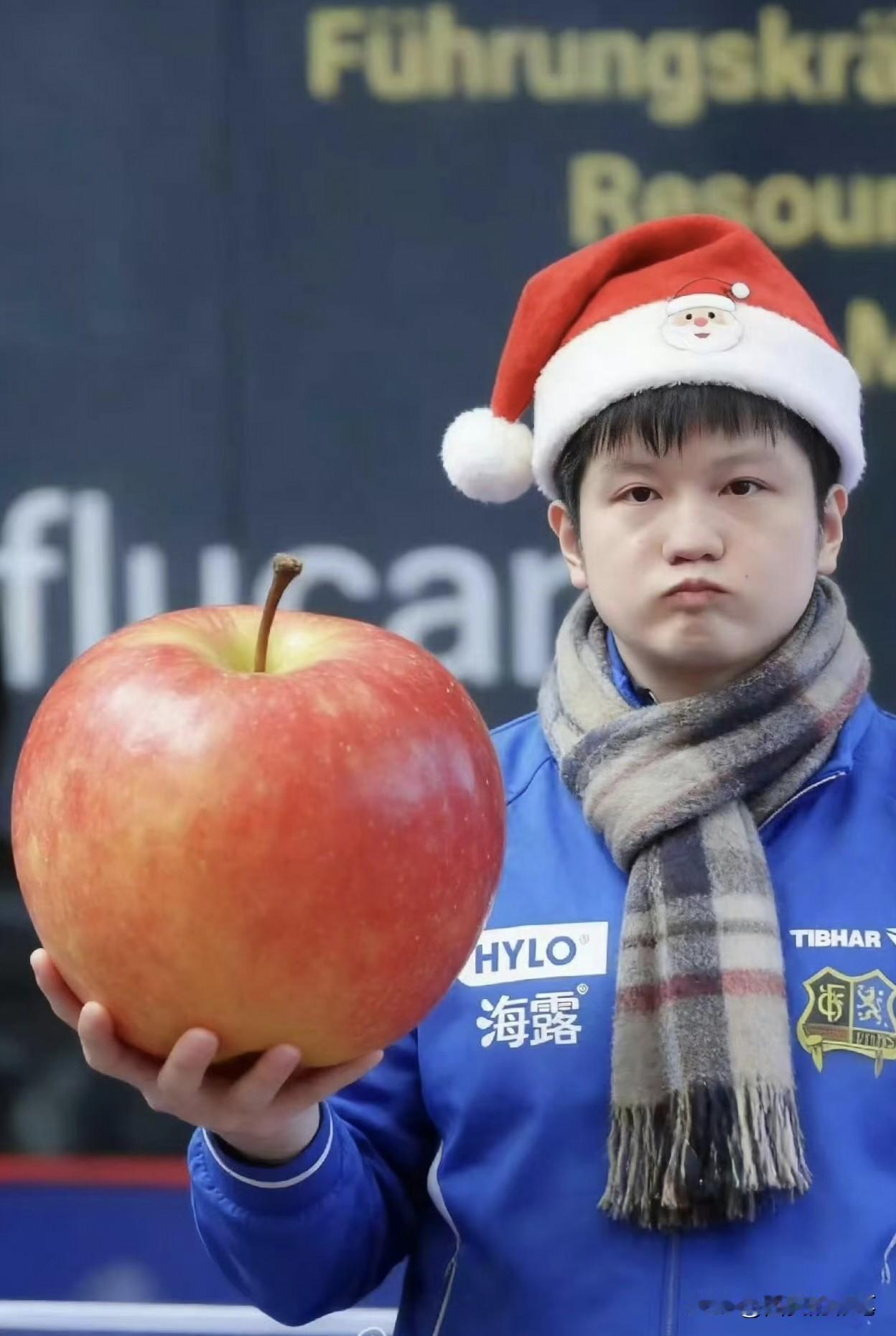 大苹果＋小胖人，樊振东，这造型，憋不住笑了[呲牙]
瞧，身在海外的樊振东，戴着圣