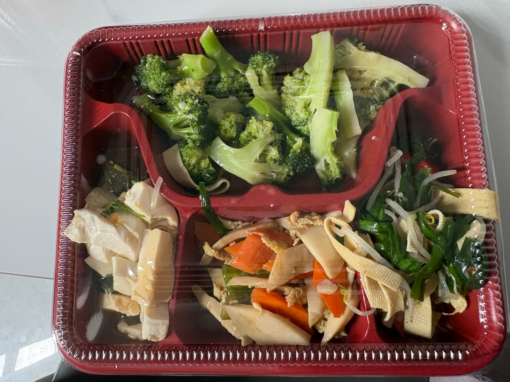 减肥吃啥早上纯水中午炒蔬菜今晚要去吃牛肉大餐我发现早上不吃只喝水，人挺舒服的到中