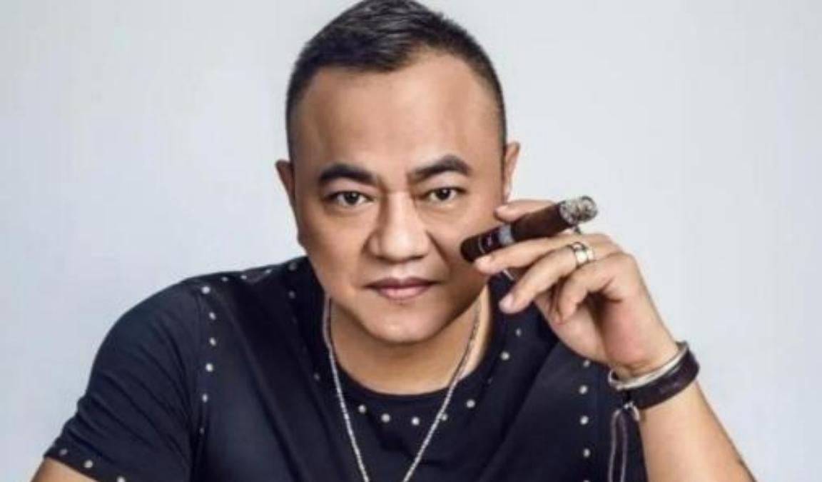 2004年，赵本山的保镖张家豪去酒吧消遣，无意刮蹭到一辆斯巴鲁，车主嚣张的向他索