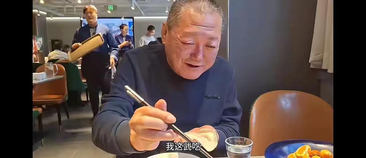 他喝酒打呼噜，她嫌他脏。
她嗑瓜子满地壳，他闭嘴不吭声。
俩人对坐，谁也不说谁。