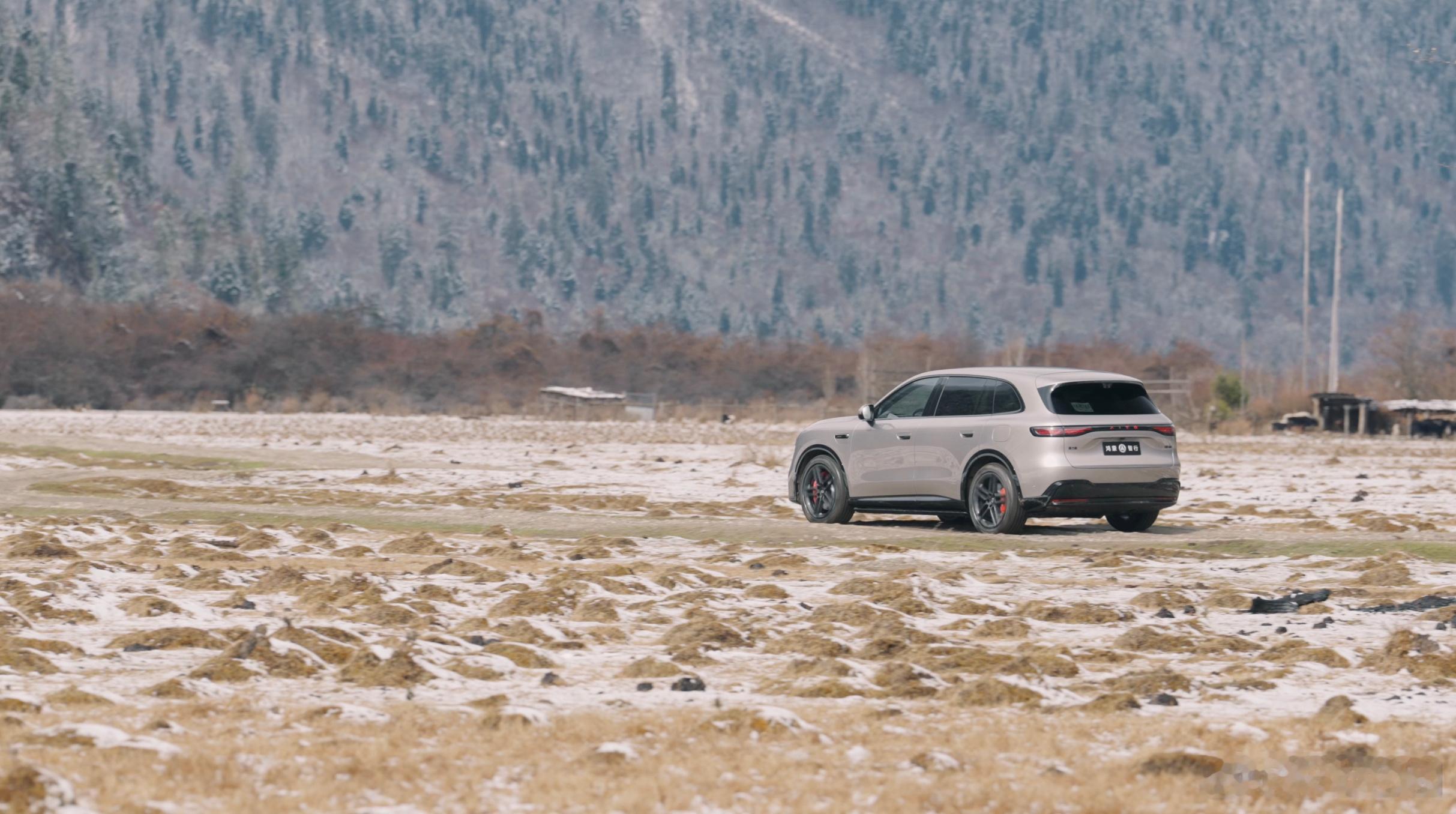 问界M6动态评测首发问界M6动态评测首发！开着它跑山穿花田，鸿蒙智行加持，智能又