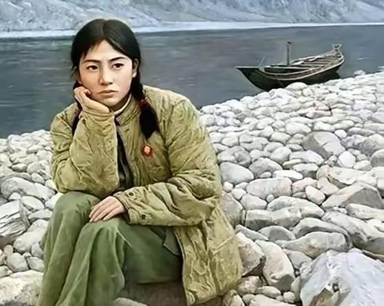 1972年，21岁的知青李文忠救起一名11岁的落水女孩，然而，女孩竟认真地对她说