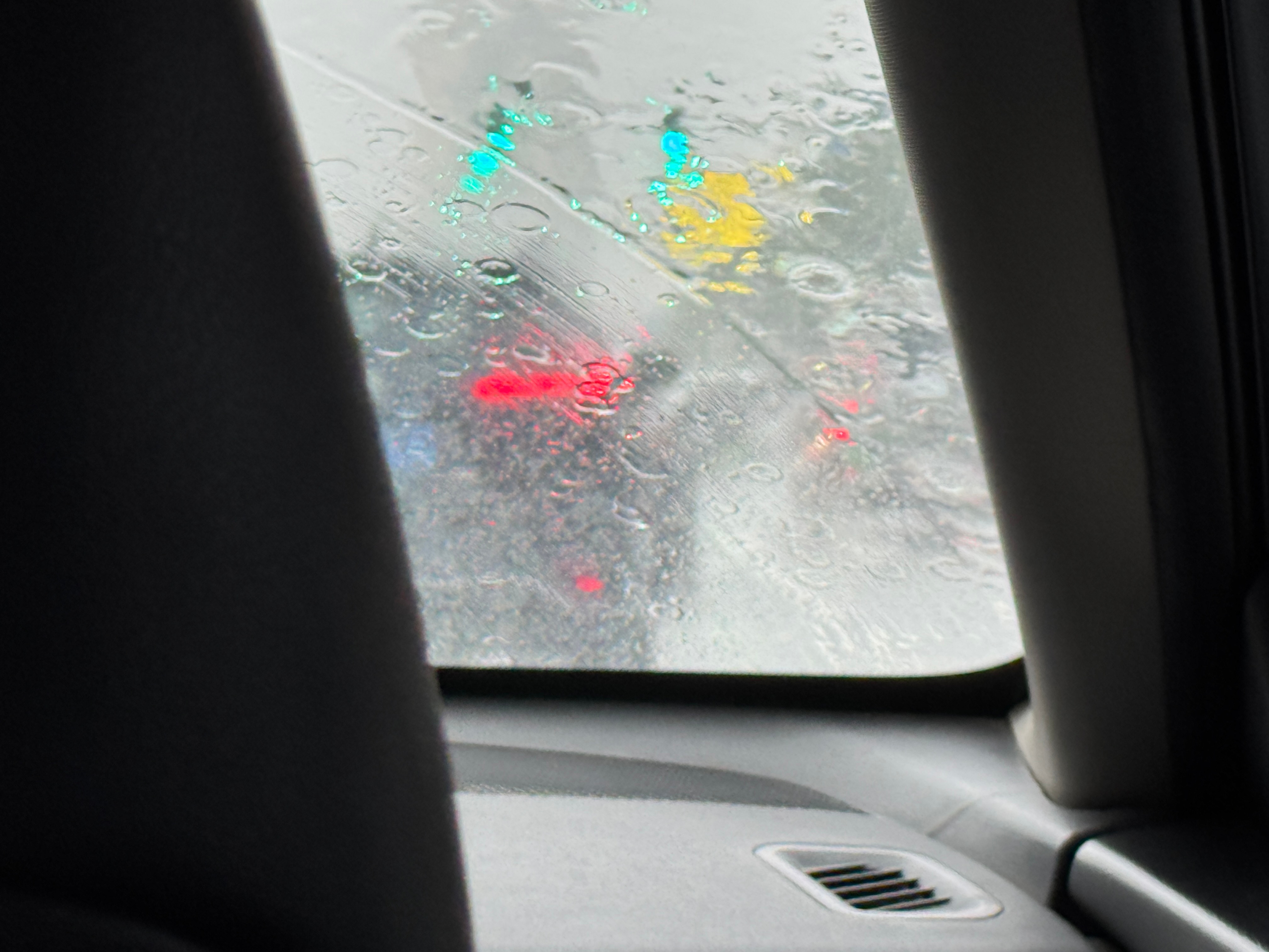 聚焦北京暴雨 顶着暴雨去机场，也不知道能不能飞，目前还没通知晚点！[允悲]  ​