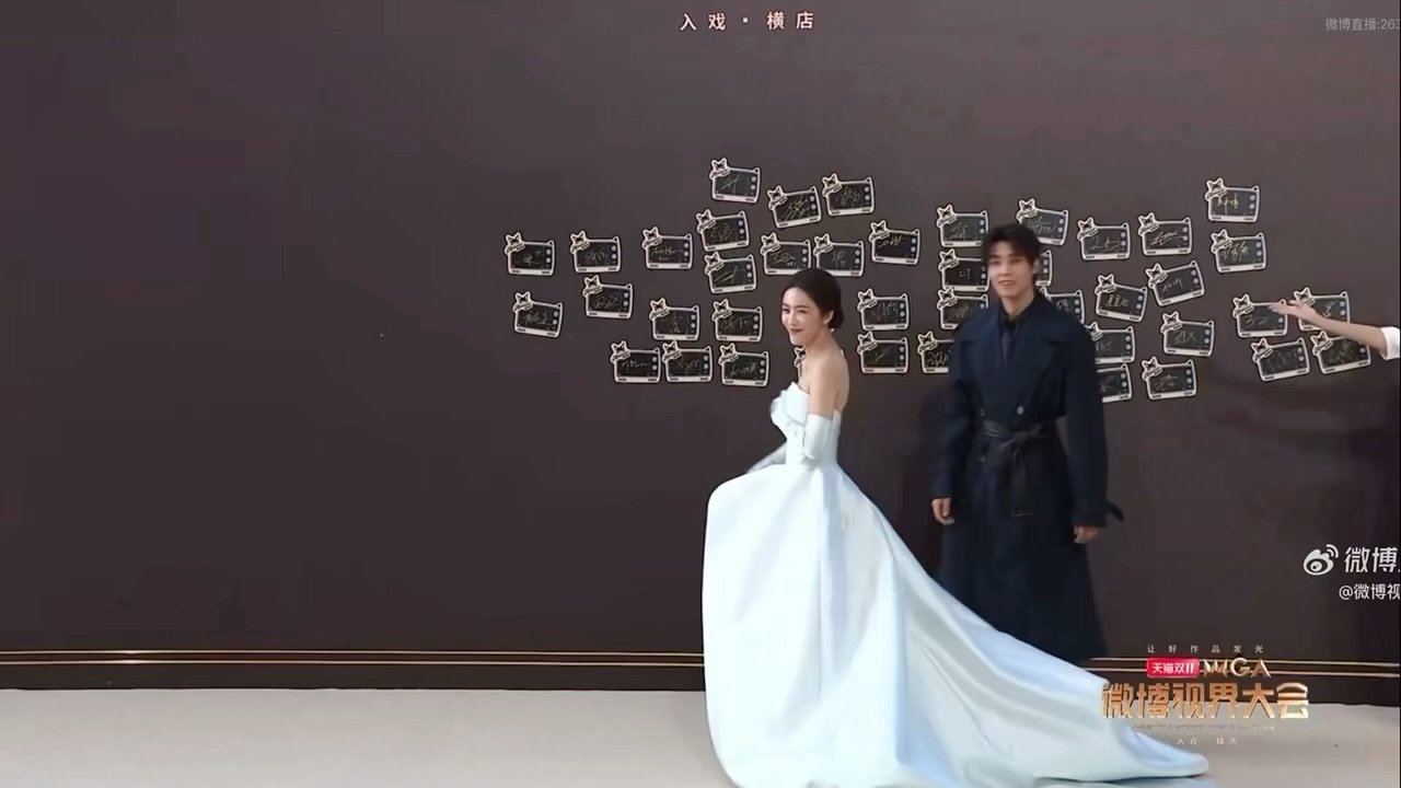 蔡文静的裙摆也太不听话了蔡文静陈靖可走红毯好忙 牵手走红毯！真的太逗了哈哈哈哈哈