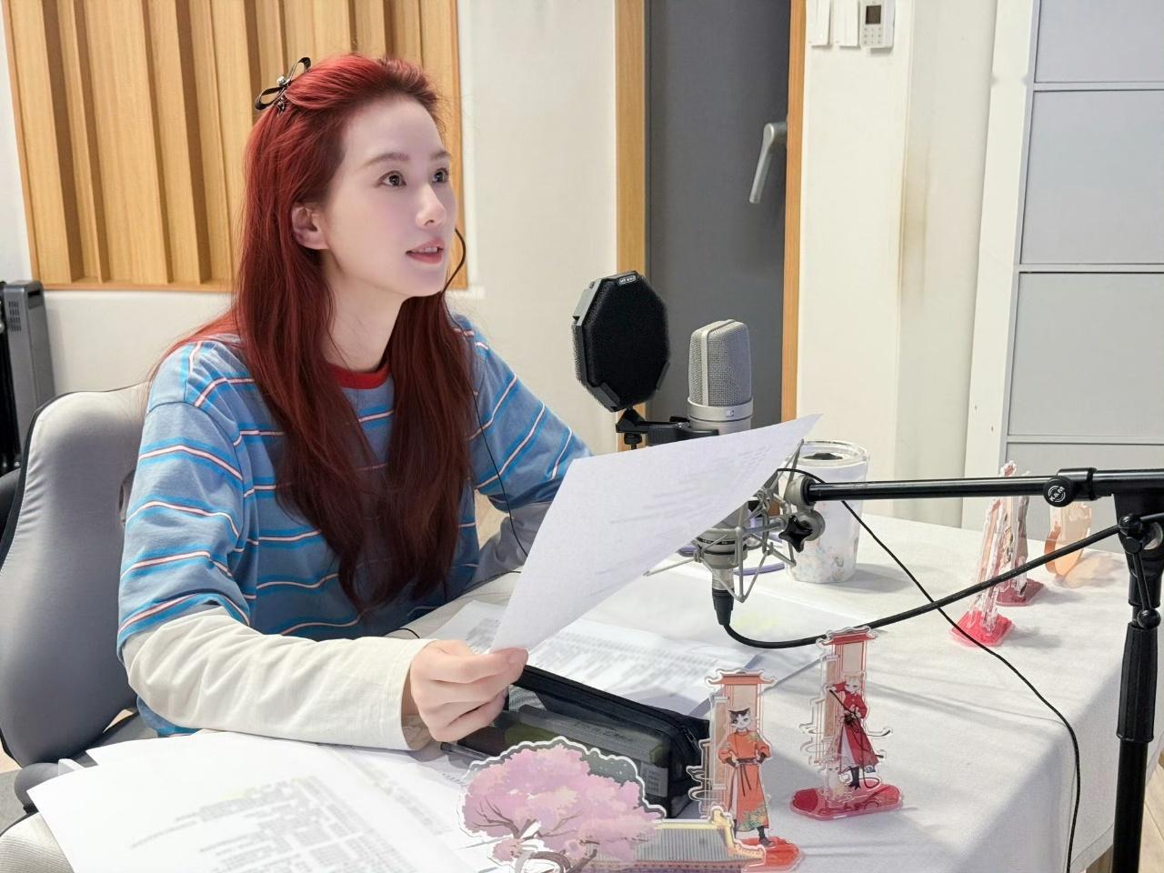 刘诗诗刘诗诗配音幕后花絮 刘诗诗猫猫配音花絮刘诗诗配音幕后花絮有~好认真的姐姐 