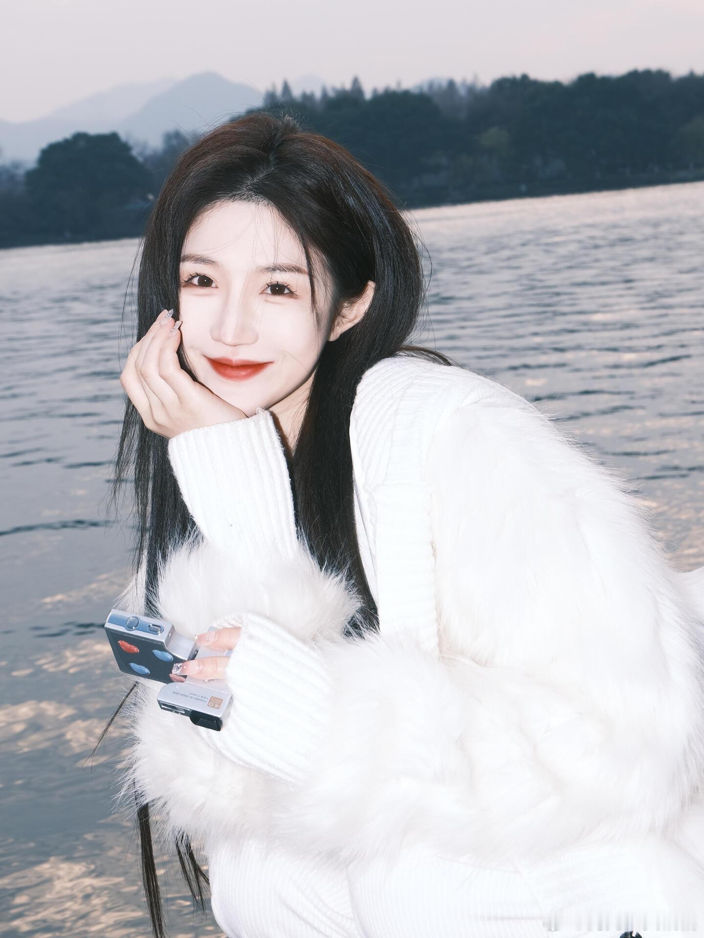 不必感叹 山的那边是更高的山，阴天的西湖也很美，本来打算去拍拍日落的，结果天突然
