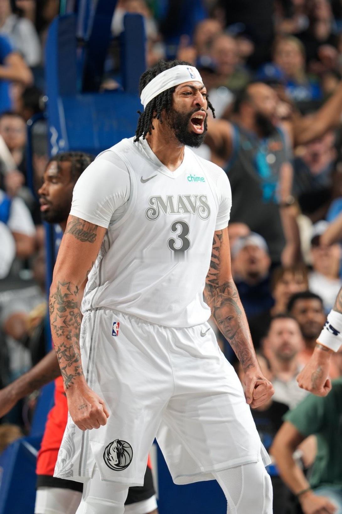 突发消息：据ShamsCharania 🤯🚨报道，独行侠将安东尼·戴维斯、德