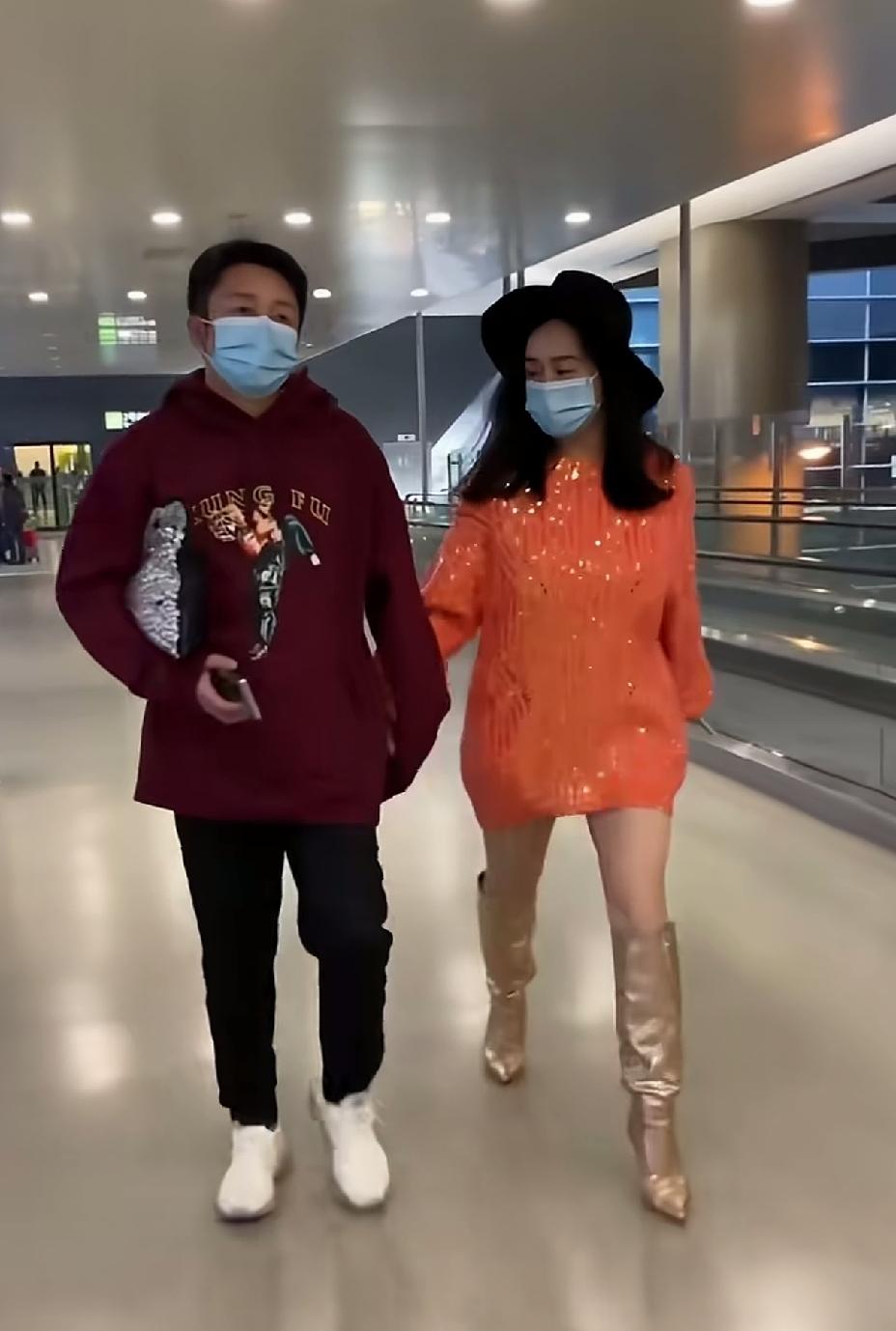 邹市明夫妇打扮的有点看不懂，上衣都穿这么长，显得个子更矮了。