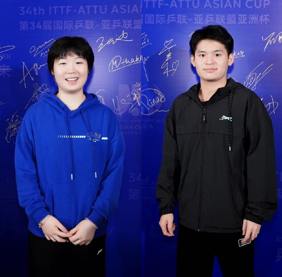 亚锦赛签名墙前，蒯曼和林诗栋同框啦！
这次亚锦赛国乒主力没有出征，两位小将扛起重