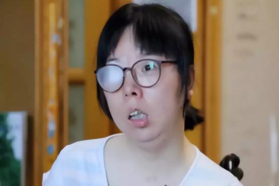 王磊一个医学女博士，30岁时因脑干出血瘫痪在床，在瘫痪期间生下儿子之后，惨遭丈夫