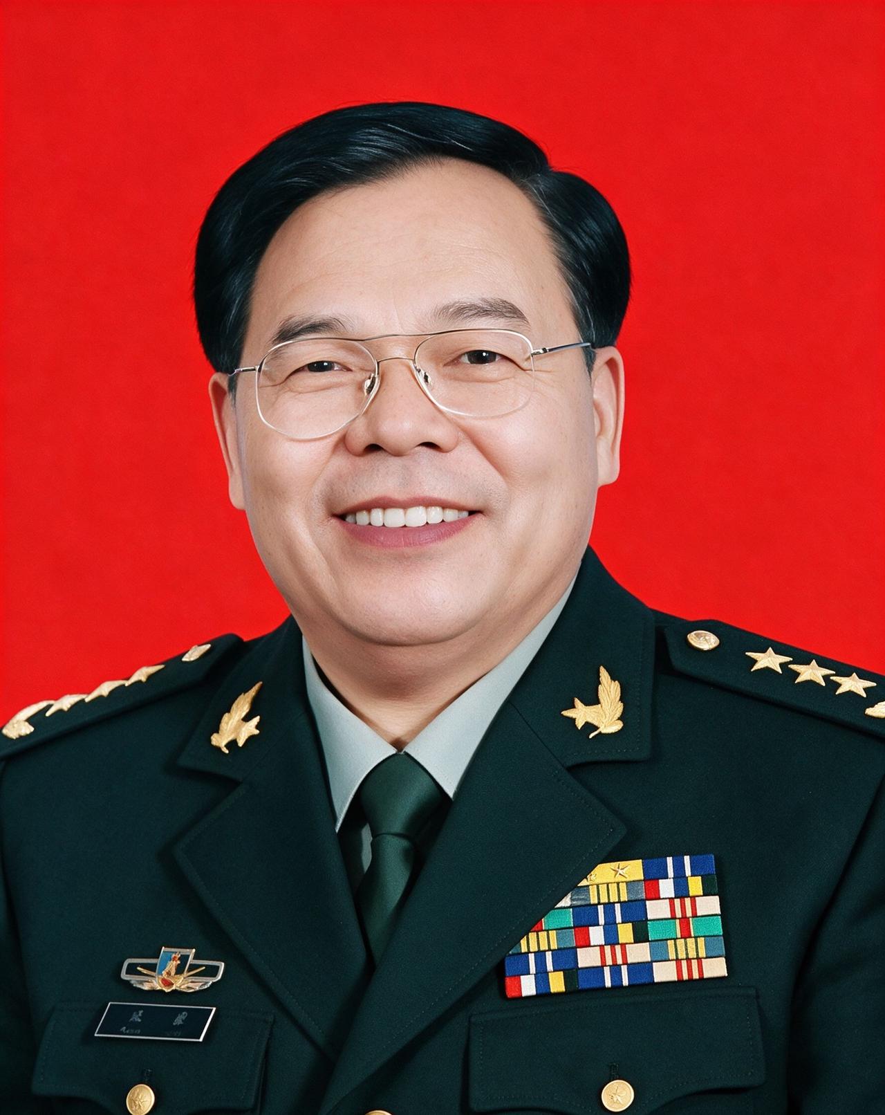 曾经担任最年轻上将的秘书，后被钦点为副总参谋长，推进军队现代化建设，1997年授
