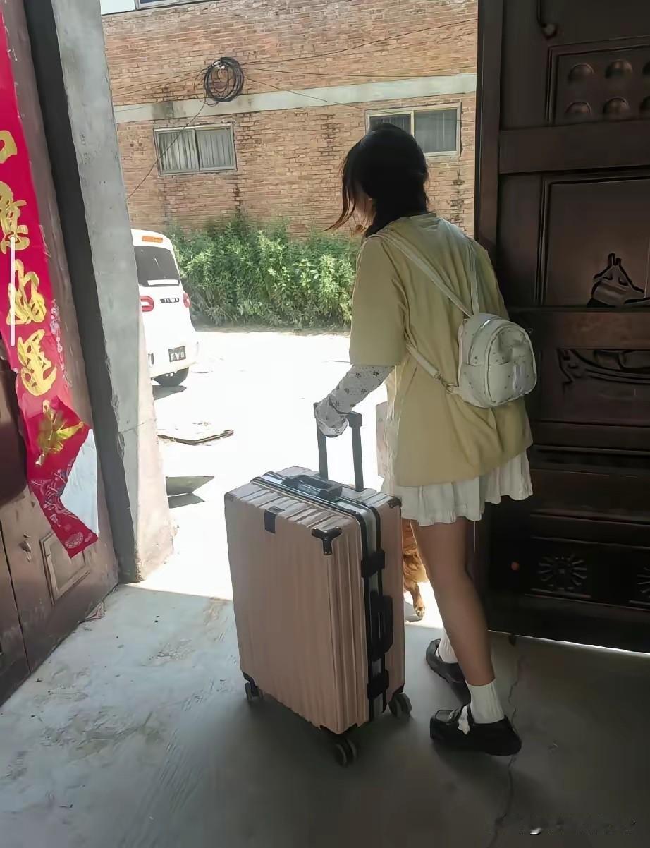 高考结束的铃声刚落，别的孩子在晒毕业旅行机票，这个女孩已经拖着行李箱挤上了去外地