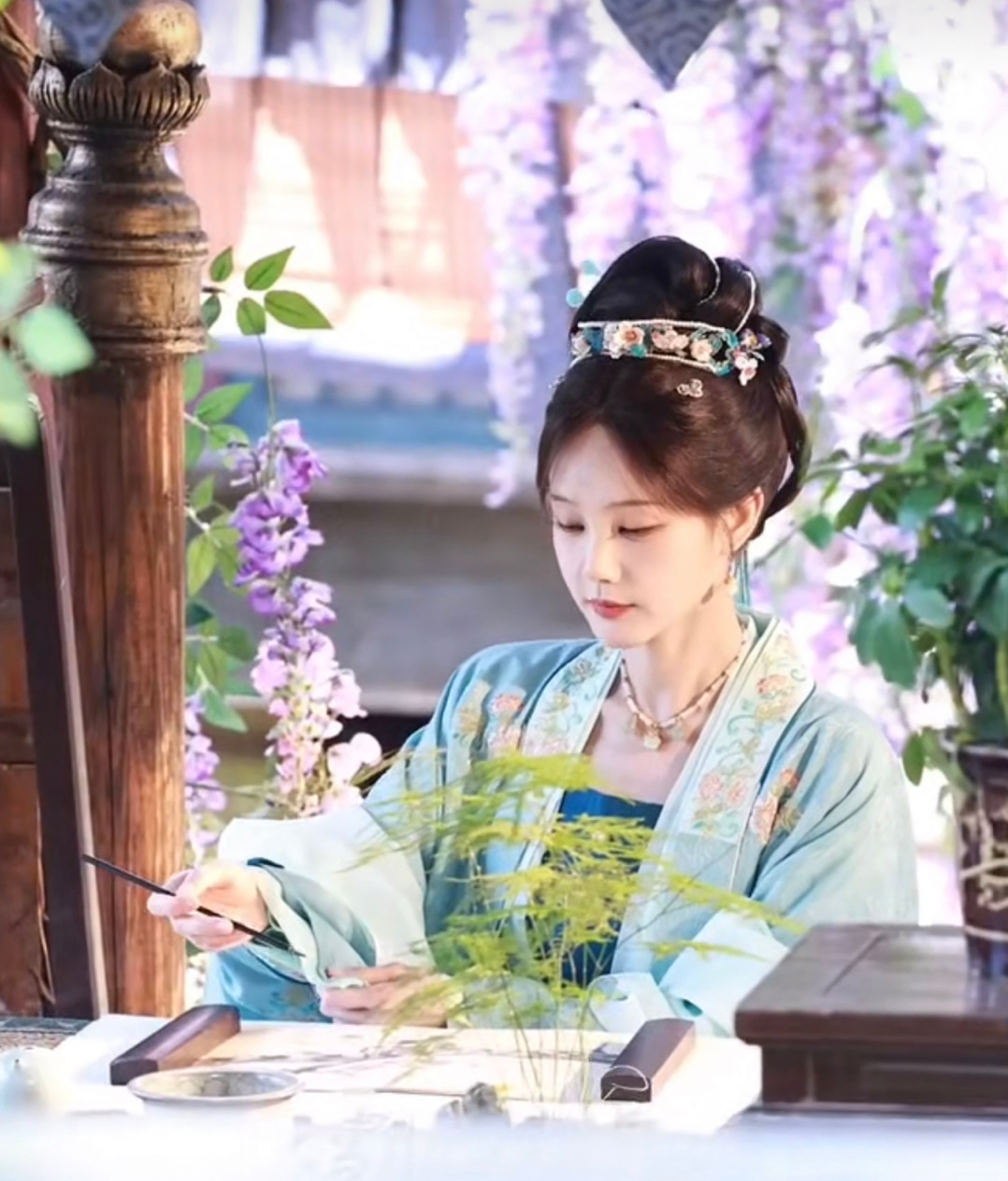 李一桐《金枝》陈雀儿作画路透，端庄温婉的名门贵女！ 