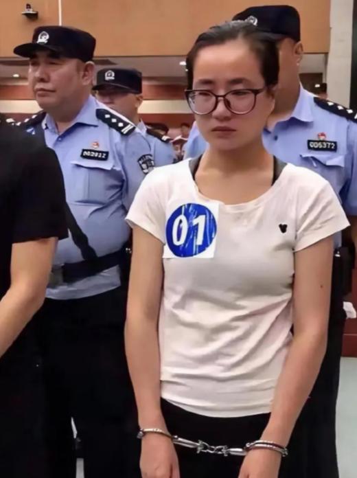 2019年，正在读硕士的杨春燕，在教室上课时被警方带走。老师一脸惊讶地说：“是不