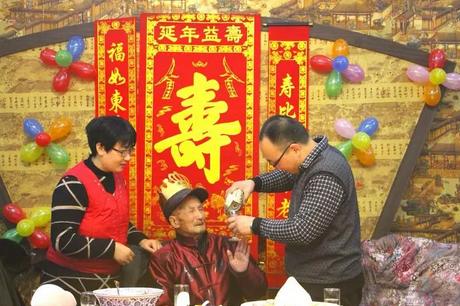 昨日父亲80大寿，请了亲戚朋友去饭店吃饭，每桌都是高标准，好酒好菜一大桌，花费十