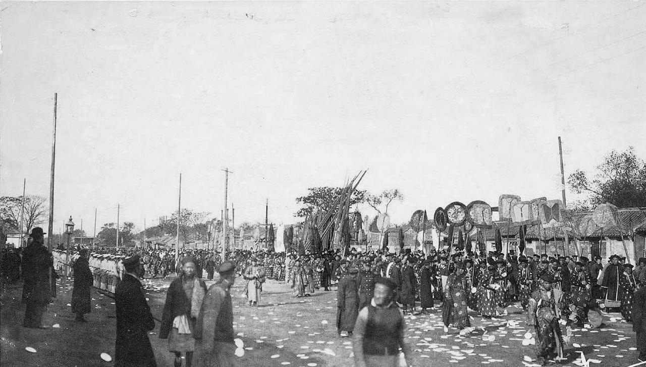 1909年11月，外国摄影师偷拍的慈禧太后葬礼的老照片，送葬队伍延绵十几里，从北