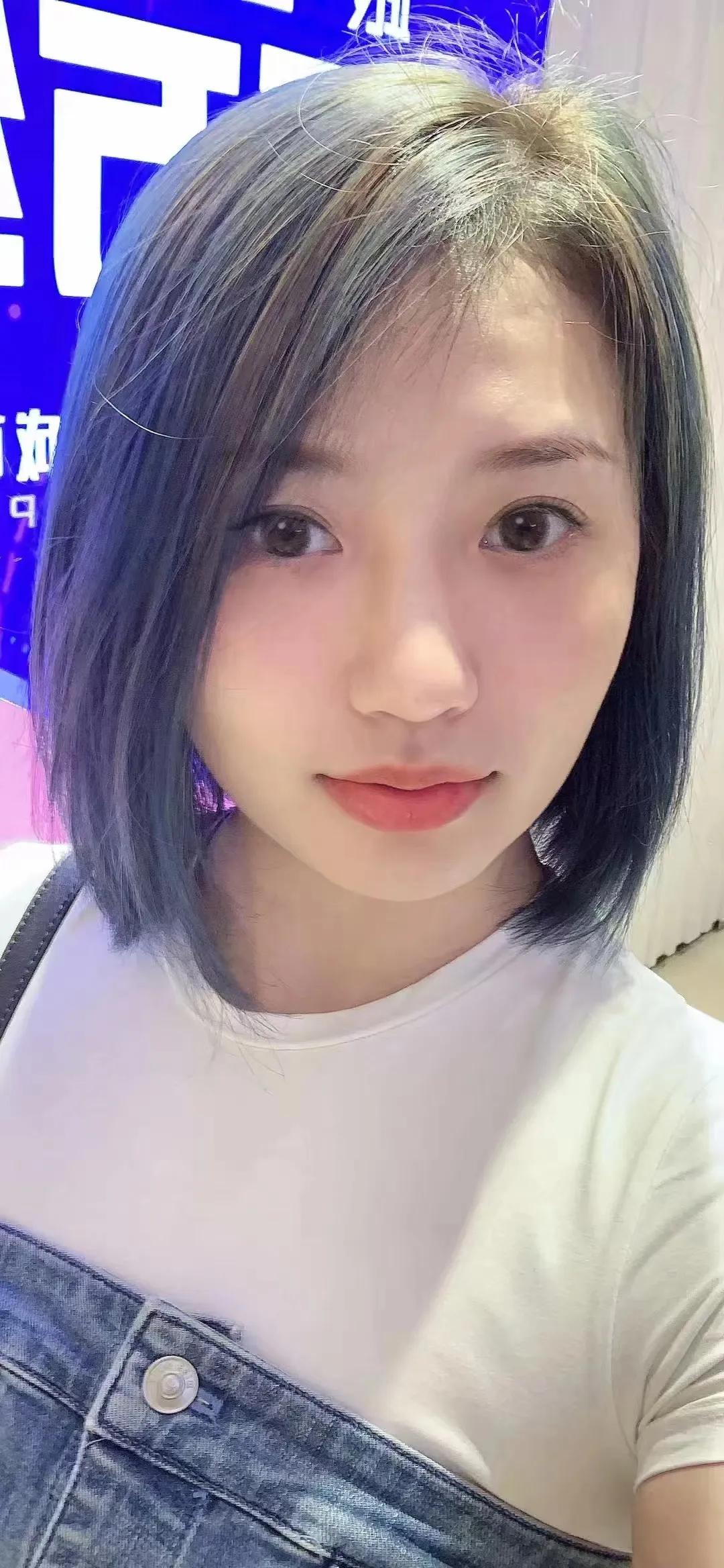 我一个亲戚远房表姨， 年轻时连公务员都看不上， 没想到45岁了， 在网上遇到了真