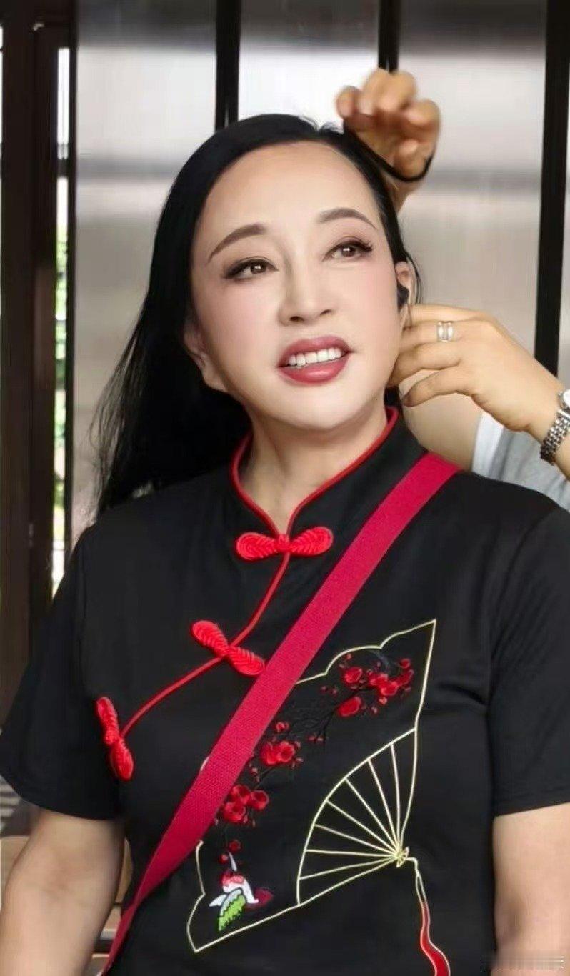 演过武则天的人格局就是不一样 刘晓庆说从不记恨任何人，这话从她嘴里说出来跟从别人