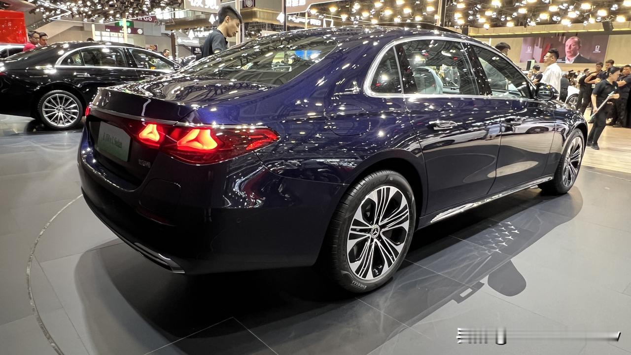 奔驰E级插混版亮相车展！奔驰带来了E级插混版，新车的外观方面整体依旧延续燃油版车